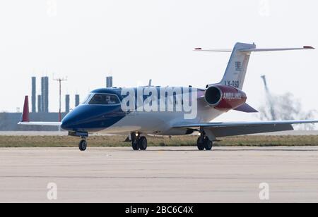 02. April 2020, Sachsen, Dresden: Nach der Landung auf dem Internationalen Flughafen Dresden sitzen Piloten, die Schutzkleidung und Atemschutzmasken tragen, im Cockpit eines Ambulanzflugzeugs mit einem schwer erkrankten Covid 19-Patienten aus Frankreich an Bord. Das Flugzeug Learjet 45 kam aus Metzger und landete am Nachmittag auf dem Flughafen Dresden. Wie das Universitätsklinikum Dresden auf Anfrage mitteilte, sollen am Abend zwei weitere französische Patienten eintreffen. Das Fachkrankenhaus Coswig, das Krankenhaus Dresden-Friedrichstadt und das örtliche Universitätsklinikum würden jeweils einen der Patienten versorgen. Nichts war revepa Stockfoto