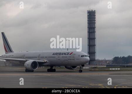 Paris, Frankreich. März 2020. Air France boeing taxiert am Flughafen Paris Charles de Gaulle vor der Coronavirus-Krise Stockfoto