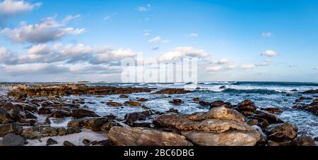 Südafrika, Cape St Francis, Sun Going Down, über den Indischen Ozean und die Wellen schlagen auf den Rocks. Stockfoto