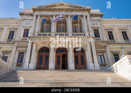 Fassade des neoklassizistischen Rathauses von Ernst Ziller am Miaouli-Platz, Syros-Insel, Kykladen, Griechenland Stockfoto