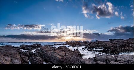 Südafrika, Cape St Francis, der indische Ozean und die Wellen schlagen auf den Rocks. Stockfoto