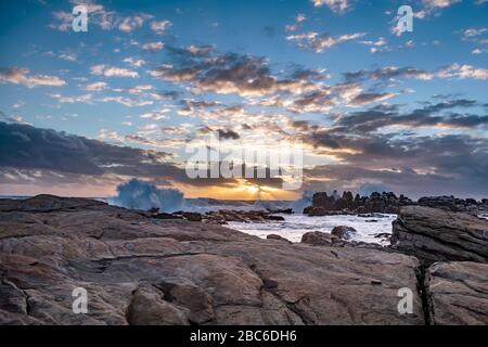 Südafrika, Cape St Francis, der indische Ozean und die Wellen schlagen auf den Rocks. Stockfoto