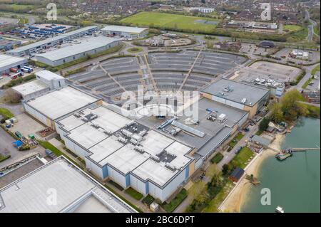 Basildon, Essex, Großbritannien. April 2020. Luftaufnahmen zeigen den Freizeitpark Festival Leisure Park in Basildon, Essex, völlig verlassen wegen der Sperrstelle des britischen Coronavirus. Der Park, der als "Essex's Nummer eins im Freizeitbereich" bezeichnet wird, beherbergt Bars, Restaurants, Nachtclubs, Kinos und Bowlingbahnen. Credit: Ricci Fothergill/Alamy Live News Stockfoto