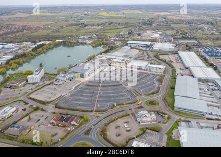 Basildon, Essex, Großbritannien. April 2020. Luftaufnahmen zeigen den Freizeitpark Festival Leisure Park in Basildon, Essex, völlig verlassen wegen der Sperrstelle des britischen Coronavirus. Der Park, der als "Essex's Nummer eins im Freizeitbereich" bezeichnet wird, beherbergt Bars, Restaurants, Nachtclubs, Kinos und Bowlingbahnen. Credit: Ricci Fothergill/Alamy Live News Stockfoto