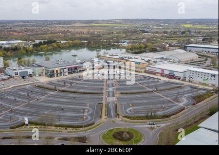 Basildon, Essex, Großbritannien. April 2020. Luftaufnahmen zeigen den Freizeitpark Festival Leisure Park in Basildon, Essex, völlig verlassen wegen der Sperrstelle des britischen Coronavirus. Der Park, der als "Essex's Nummer eins im Freizeitbereich" bezeichnet wird, beherbergt Bars, Restaurants, Nachtclubs, Kinos und Bowlingbahnen. Credit: Ricci Fothergill/Alamy Live News Stockfoto