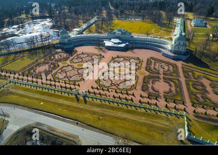 LOMONOSSOW, RUSSLAND - 23. MÄRZ 2020: Blick von den Höhen des großen Menschikow-Palastes an einem sonnigen Märztag. Oranienbaum Stockfoto