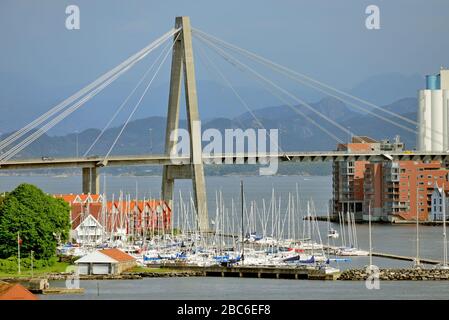 Stavanger Stadtbrücke über die Meerenge Straumsteinsundet, einer der Zugänge zum Hafen. Stockfoto