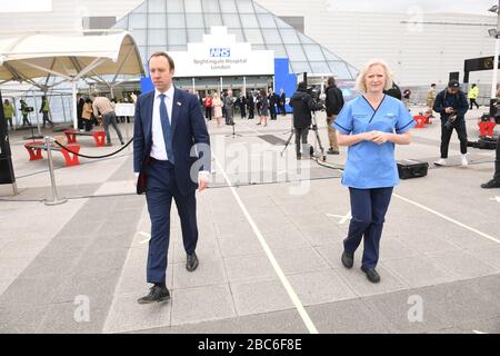 Gesundheitsministerin Matt Hancock und Ruth May, Chief Nursing Officer für England, anlässlich der Eröffnung des NHS Nightingale Hospital im Excel Center in London, einem temporären Krankenhaus mit 4000 Betten, das für die Behandlung von Covid-19-Patienten eingerichtet wurde. Stockfoto