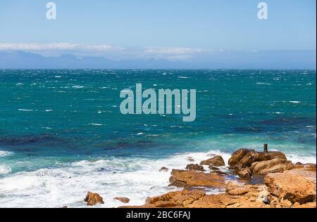 Große Wellen und raue Meere an einem sehr windigen Tag in False Bay, Kapstadt Stockfoto