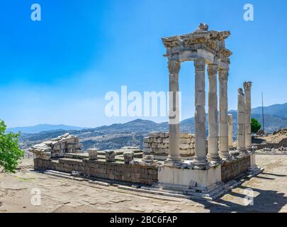 Ruinen des Tempels von Dionysos in der antiken griechischen Stadt Pergamon, Türkei. Großer Panoramablick an einem sonnigen Sommertag Stockfoto