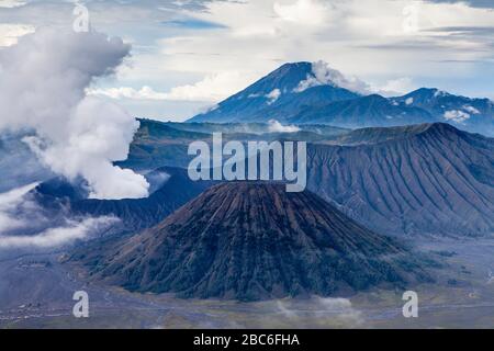 Ein erhöhter Blick auf den Berg Bromo, den Berg Batok und den Bromo-Tengger-Semeru-Nationalpark, Java, Indonesien. Stockfoto