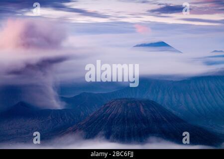 Ein erhöhter Blick auf den Berg Bromo, den Berg Batok und den Bromo-Tengger-Semeru-Nationalpark, Java, Indonesien. Stockfoto