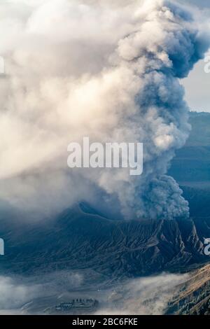 Ein Erhöhter Blick Auf Den Berg Bromo (Ausbruch), Den Bromo-Tengger-Semeru-Nationalpark, Java, Indonesien. Stockfoto