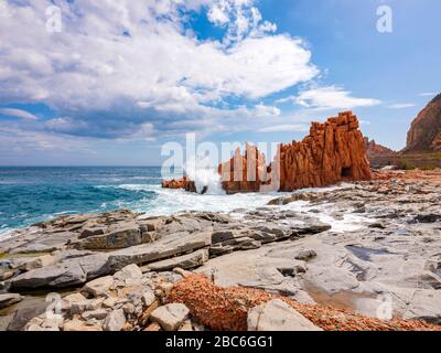 Die Silhouette des berühmten porphyritischen Riffs, das als "rote Felsen" aus Arbatax, Ogliastra, Capo Bellavista, Sardinien, Italien bekannt ist Stockfoto