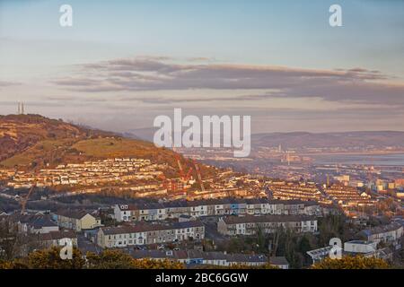 Rauch ist über dem Kilvey Hill sichtbar, nachdem ein Feuer in Swansea, Wales, Großbritannien ausgebrochen ist. Dienstag, 31. März 2020 Stockfoto