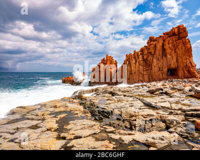 Die Silhouette des berühmten porphyritischen Riffs, das als "rote Felsen" aus Arbatax, Ogliastra, Capo Bellavista, Sardinien, Italien bekannt ist Stockfoto