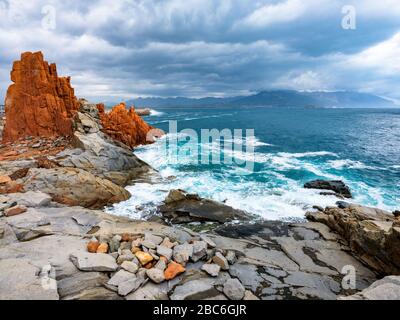 Die Silhouette des berühmten porphyritischen Riffs, das als "rote Felsen" aus Arbatax, Ogliastra, Capo Bellavista, Sardinien, Italien bekannt ist Stockfoto