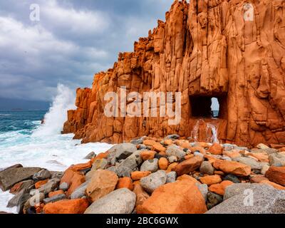 Die Silhouette des berühmten porphyritischen Riffs, das als "rote Felsen" aus Arbatax, Ogliastra, Capo Bellavista, Sardinien, Italien bekannt ist Stockfoto