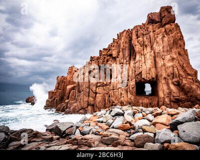 Die Silhouette des berühmten porphyritischen Riffs, das als "rote Felsen" aus Arbatax, Ogliastra, Capo Bellavista, Sardinien, Italien bekannt ist Stockfoto