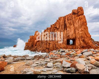 Die Silhouette des berühmten porphyritischen Riffs, das als "rote Felsen" aus Arbatax, Ogliastra, Capo Bellavista, Sardinien, Italien bekannt ist Stockfoto