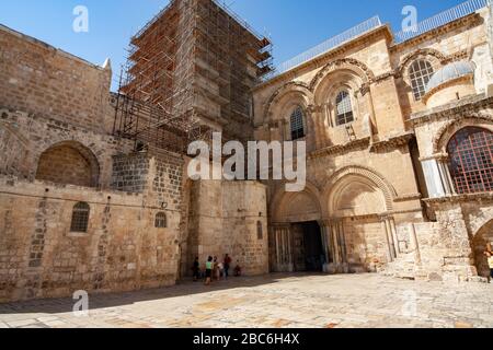 Äußere der Kirche des Heiligen Grabes, alte Stadt, Jerusalem, Israel. Der Haupteingang Stockfoto