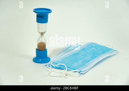 Medizinische Schutzkleidung mit der Aufschrift: 2019-ncov auf weißem Hintergrund.Virus Epidemie Konzept. Nahaufnahme. Stockfoto