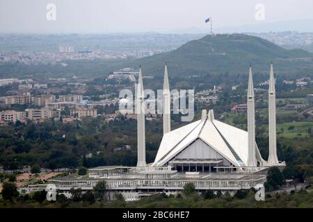 (200403) - ISLAMABAD, 3. April 2020 (Xinhua) - Foto vom 2. April 2020 zeigt einen Blick auf die leere Faisal-Moschee während einer teilweisen Sperrung als präventive Maßnahme gegen die COVID-19 in Islamabad, Pakistan. (Xinhua/Ahmad Kamal) Stockfoto