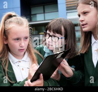 Schüler der Junior School während eines Wissenschaftsfeldausflugs im NETPark in Sedgefiled, County Durham, Großbritannien. 19/7/2017. Foto: Stuart Boulton. Stockfoto