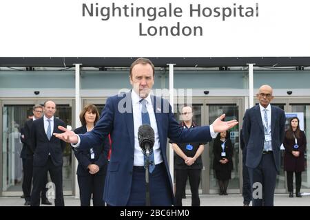 Gesundheitsminister Matt Hancock die Eröffnung des NHS Nightingale Hospital im Excel Center in London, einem temporären Krankenhaus mit 4000 Betten, das für die Behandlung von Covid-19-Patienten eingerichtet wurde. Stockfoto