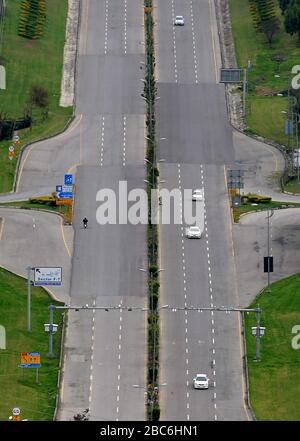 (200403) - ISLAMABAD, 3. April 2020 (Xinhua) - Fahrzeuge werden während einer teilweisen Sperrung als präventive Maßnahme gegen die COVID-19 in Islamabad, der Hauptstadt Pakistans, am 2. April 2020, auf einer Straße gesehen. (Xinhua/Ahmad Kamal) Stockfoto