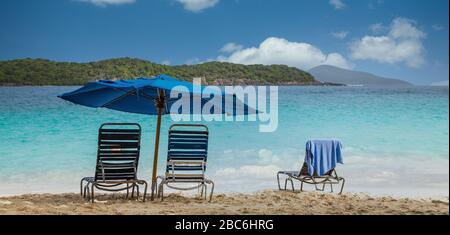 Zwei Stühle Unter Dem Sonnenschirm Am Strand Stockfoto