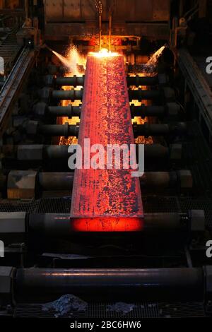 Eine Stahlplatte auf der Produktionslinie der ehemaligen Stahlwerke in Redcar, Teesside, Großbritannien. 15/4/2013. Foto: Stuart Boulton. Stockfoto