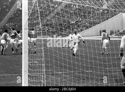 Oktober 1981 in Sachsen, Leipzig: Die DDR-Fußball-Nationalmannschaft spielt im Rahmen der Qualifikation zur Fußball-Europameisterschaft 1982 gegen die Nationalmannschaft Polens am 10. Oktober 1981 im Leipziger Zentralstadion und verlor das Spiel 2:3, das letzte internationale Spiel unter Bundestrainer Georg Buschner. Foto: Volkmar Heinz / dpa-Zentralbild / ZB Stockfoto