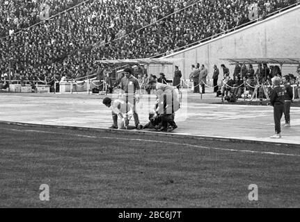 Oktober 1981 in Sachsen, Leipzig: Die DDR-Fußball-Nationalmannschaft spielt im Rahmen der Qualifikation zur Fußball-Europameisterschaft 1982 gegen die Nationalmannschaft Polens am 10. Oktober 1981 im Leipziger Zentralstadion und verlor das Spiel 2:3, das letzte internationale Spiel unter Bundestrainer Georg Buschner. Foto: Volkmar Heinz / dpa-Zentralbild / ZB Stockfoto