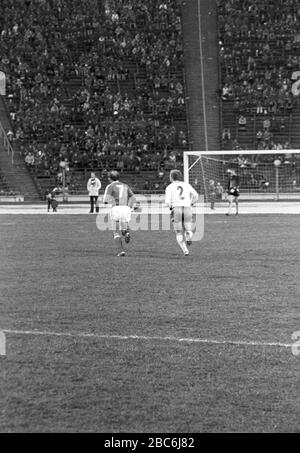 Oktober 1981 in Sachsen, Leipzig: Die DDR-Fußball-Nationalmannschaft spielt im Rahmen der Qualifikation zur Fußball-Europameisterschaft 1982 gegen die Nationalmannschaft Polens am 10. Oktober 1981 im Leipziger Zentralstadion und verlor das Spiel 2:3, das letzte internationale Spiel unter Bundestrainer Georg Buschner. Foto: Volkmar Heinz / dpa-Zentralbild / ZB Stockfoto