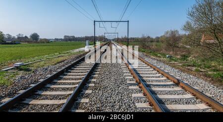 Eisenbahnschienen in der Landschaft Belgiens. Stockfoto