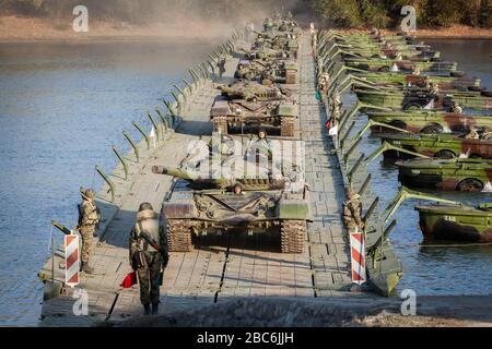 IN DER NÄHE VON TITEL, SERBIEN - 07. NOVEMBER 2018; Hauptkampfpanzer M84 der serbischen Armee (Version der sowjetischen T-72) Besatzungen während der Flussflotte. Serbien wird zum 100 Stockfoto