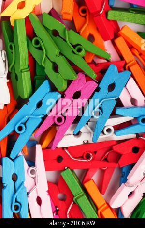 Bunte Holzkleidern schließen sich als Textur und Hintergrund an. Dekorative Wäscheklappen für Kreativität und Handarbeit. Stockfoto