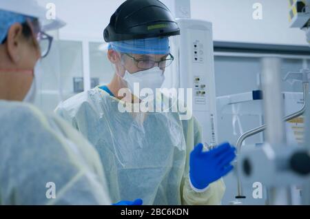 Auckland, Neuseeland. April 2020. Medizinische Fachkräfte nehmen an Schulungen zur Behandlung von COVID-19-Patienten in einem umfassenden Krankenhaus in Auckland, Neuseeland, 3. April 2020 Teil. Kredit: Xinhua/Alamy Live News Stockfoto