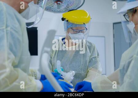 Auckland, Neuseeland. April 2020. Medizinische Fachkräfte nehmen an Schulungen zur Behandlung von COVID-19-Patienten in einem umfassenden Krankenhaus in Auckland, Neuseeland, 3. April 2020 Teil. Kredit: Xinhua/Alamy Live News Stockfoto