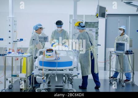 Auckland, Neuseeland. April 2020. Medizinische Fachkräfte nehmen an Schulungen zur Behandlung von COVID-19-Patienten in einem umfassenden Krankenhaus in Auckland, Neuseeland, 3. April 2020 Teil. Neuseeland berichtete am Freitag von 49 neuen bestätigten und 20 neuen wahrscheinlichen Fällen der COVID-19, was die Gesamtzahl der bestätigten und wahrscheinlichen Infektionen auf 868 im Co Credit brachte: Xinhua/Alamy Live News Stockfoto