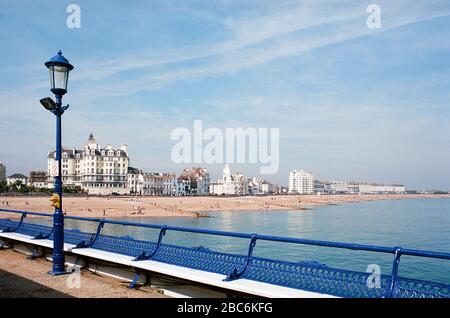 Eastbourne Seafront, an der Küste von Sussex, Südengland, vom Eastbourne Pier, mit Blick nach Osten Stockfoto