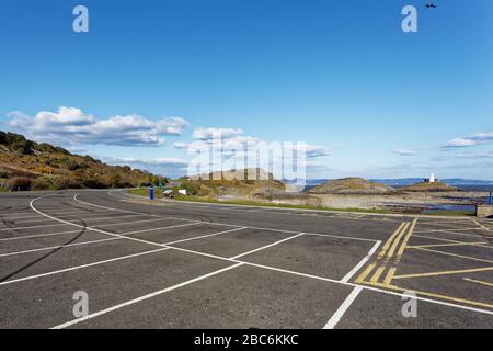 Abgebildet: Der Parkplatz in der Bracelet Bay, der normalerweise am Sonntagnachmittag mit Menschen besetzt ist, wenn er sonnig ist, ist heute in Swansea, Wales, Großbritannien, verlassen. Stockfoto