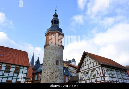 Stollberg Harz, deutsche Innenstadt mit historischem Turm und alten Gebäuden Stockfoto