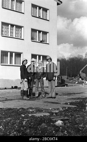 30. November 1978, Sachsen, Leipzig: Ende der 1970er Jahre steht ein neues Kollektiv junger Bauarbeiter aus dem Bau- und Montagekombinat auf einer Wohnungsbaustelle in Leipzig. Genaues Aufnahmedatum nicht bekannt. Foto: Volkmar Heinz / dpa-Zentralbild / ZB Stockfoto