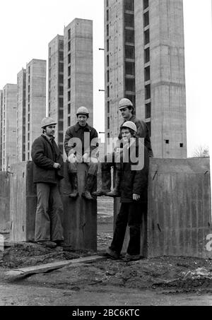 30. November 1978, Sachsen, Leipzig: Ende der 1970er Jahre steht ein neues Kollektiv junger Bauarbeiter aus dem Bau- und Montagekombinat auf einer Wohnungsbaustelle in Leipzig. Genaues Aufnahmedatum nicht bekannt. Foto: Volkmar Heinz / dpa-Zentralbild / ZB Stockfoto