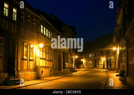 Altstadt in Stollberg, Harz, Deutschland in der Nacht ohne Auto und traditionelles Fachwerk Stockfoto