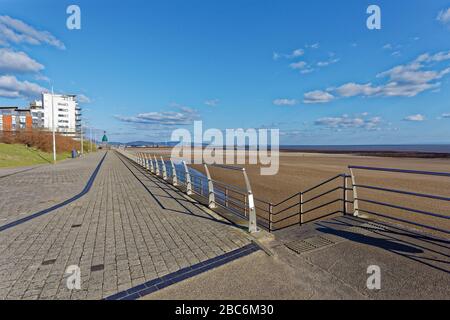 Bild: Die Promenade, die am Sonntagnachmittag bei Sonnenschein meist mit Menschen besetzt ist, ist heute in Swansea, Wales, Großbritannien, menschenleer. Sonntag 29 Marc Stockfoto