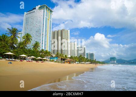 NHA TRANG, VIETNAM - 30. DEZEMBER 2015: Sonniger Tag am Strand im Stadtzentrum von Nha Trang Stockfoto