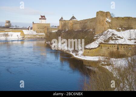 März an der russisch-estnischen Grenze. Blick auf die Burg Herman und die Festung Ivangorod Stockfoto